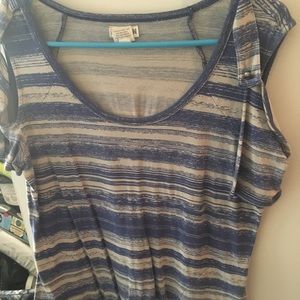 Cold shoulder tee with pockets